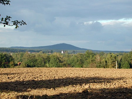 Choustn�k, v pop�ed� kostel sv. Jakuba v Tu�apech