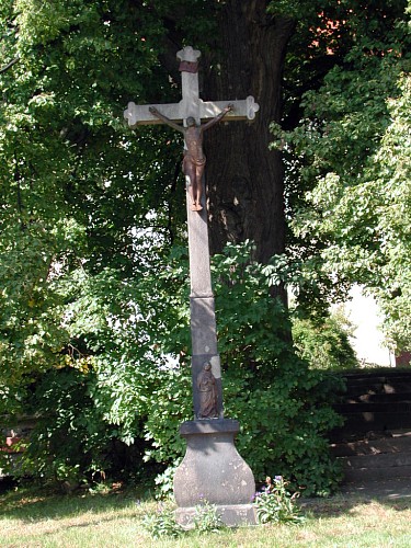 Kamenný kříž u kostela