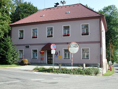 Budova Obecního úřadu s poštou, knihovnou, kadeřnictvím a rehabilitačním pracovištěm