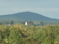 Tučapský kostel na pozadí s Choustníkem